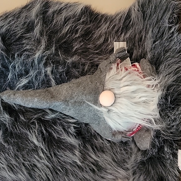 TWO GNONES - Picture 4 of 4